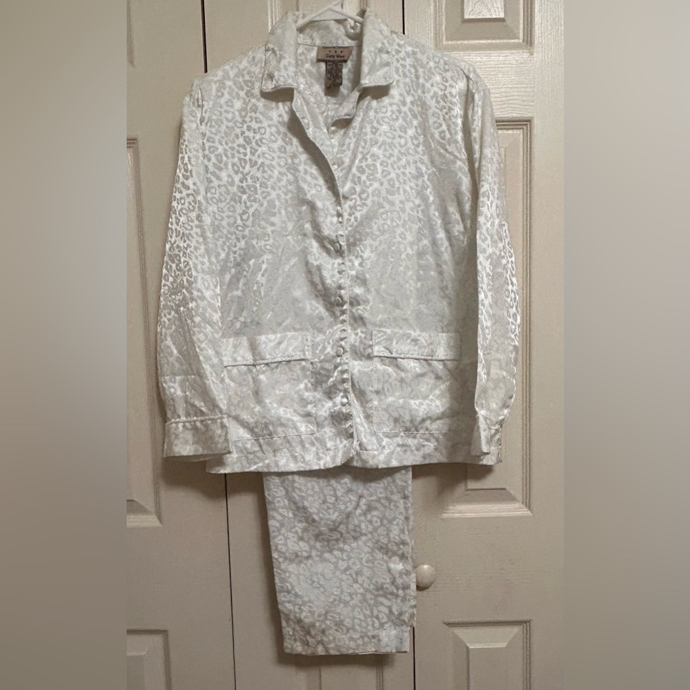 Chic White Leopard Print Pajama Set